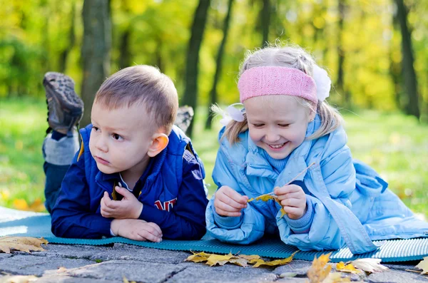 Iki genç çocuk rahatlatıcı bir parkta — Stok fotoğraf