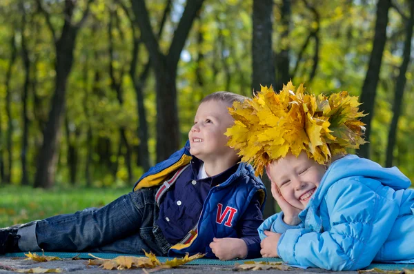Laughing happy carefree kids in autumn park — Stock Photo, Image