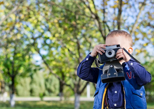 Menino tirando fotos em um parque — Fotografia de Stock