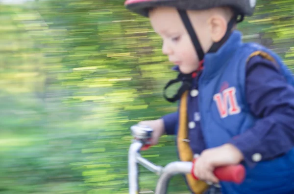 Liten pojke cyklar — Stockfoto