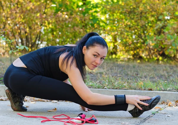 Mujer calentando antes de entrenar —  Fotos de Stock