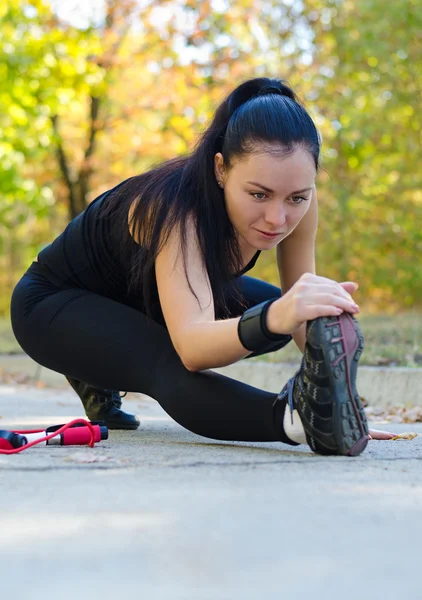 Mujer estirándose antes de entrenar — Foto de Stock