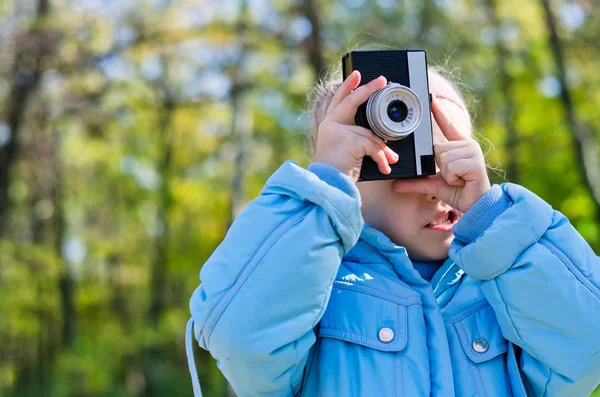 Klein meisje spelen bij amateur fotografie — Stockfoto
