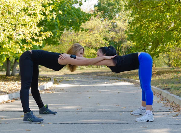 Dvojice žen společně cvičit — Stock fotografie