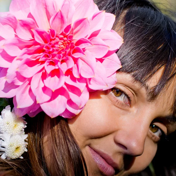 Mulher sorridente com flores no cabelo — Fotografia de Stock
