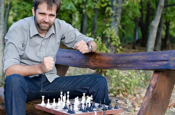 Homem de meia idade jogando xadrez consigo mesmo — Fotografia de Stock