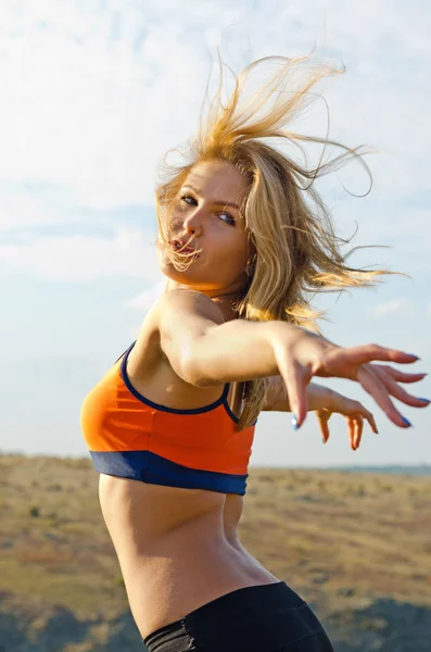 Kobieta ćwicząca na świeżym powietrzu — Zdjęcie stockowe