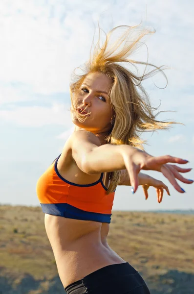 Vrouw die buiten traint — Stockfoto