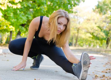 sarışın kız zenci tek parça streç giysi giymiş germe