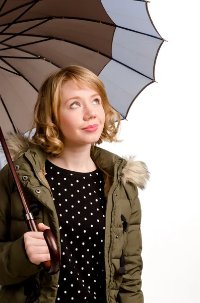 Gelukkige vrouw kijken naar de weersomstandigheden — Stockfoto