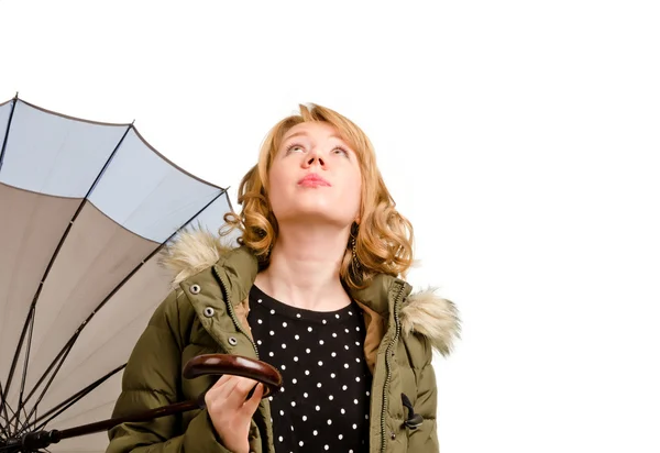 Donna che tiene l'ombrello guardando il cielo — Foto Stock