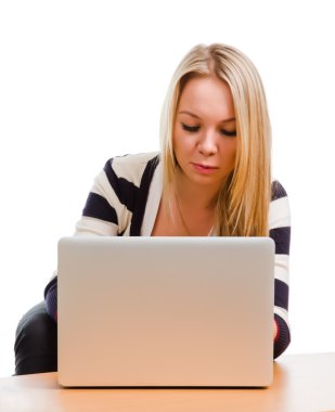 bir dizüstü bilgisayar kullanarak ciddi genç öğrenci