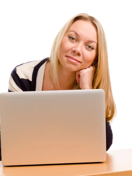 Mulher sorridente usando um laptop — Fotografia de Stock