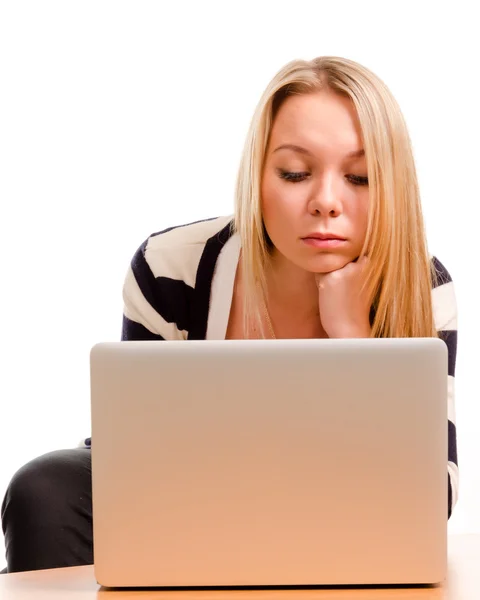 Ernstige vrouw die op haar laptop werkt — Stockfoto