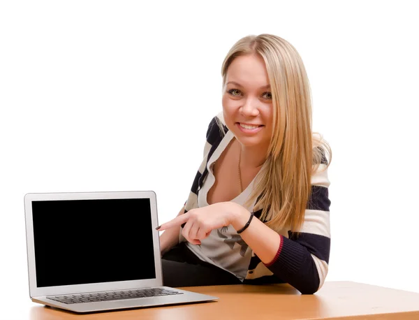 Estudante sorrindo apontando para seu laptop em branco — Fotografia de Stock