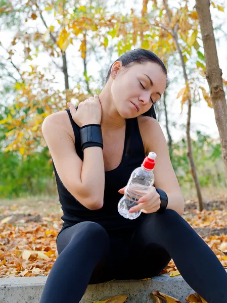 kadın atlet boyun kasları germe