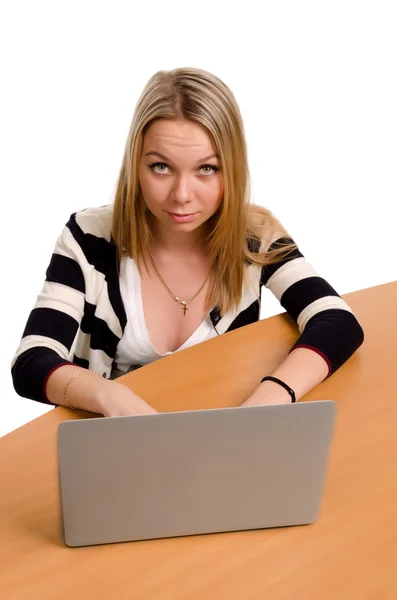 Junge Frau arbeitet an ihrem Laptop — Stockfoto