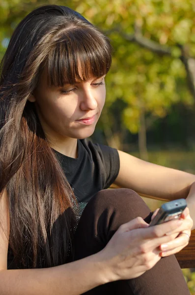 Vrouw texting op haar mobiele telefoon — Stockfoto