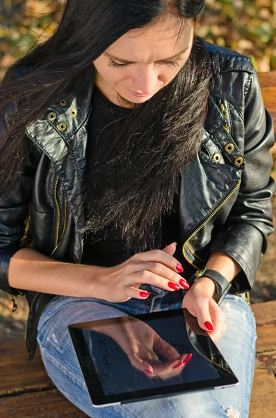 Elegante Frau mit einem Tablet — Stockfoto