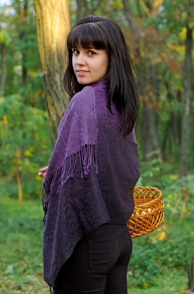 Mulher atraente caminhando através da floresta — Fotografia de Stock