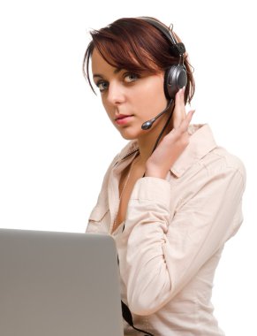 çağrı dinleme bir kulaklık giyen kadın