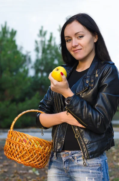 Attraktive Frau mit einem Apfel in der Hand — Stockfoto