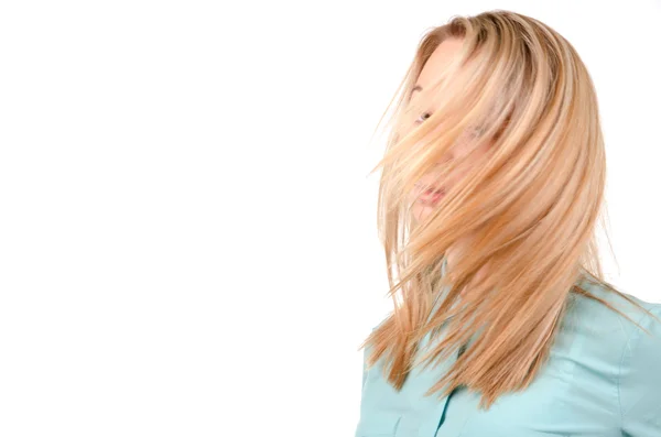 Mulher loira com o vento no cabelo — Fotografia de Stock