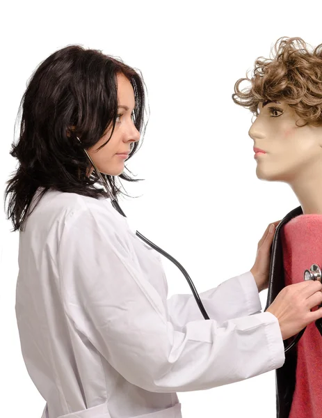 Médecin examinant un mannequin — Photo