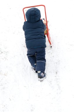 klein kind rodelen in sneeuw