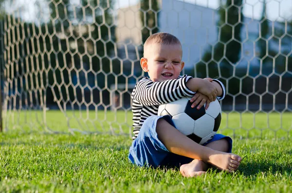 Rindo menino com sua bola de futebol — Fotografia de Stock