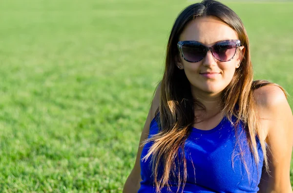 Lachende vrouw in zonnebril — Stockfoto