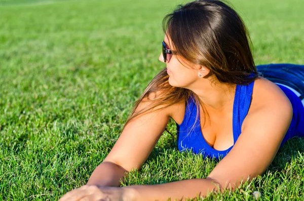 Женщина отдыхает лежа на траве — стоковое фото