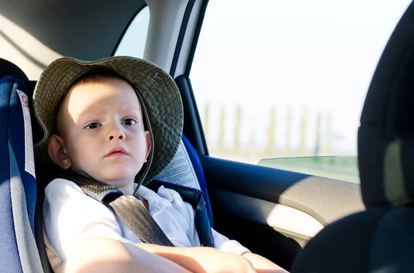 Schattige kleine jongen passagier in een auto — Stockfoto