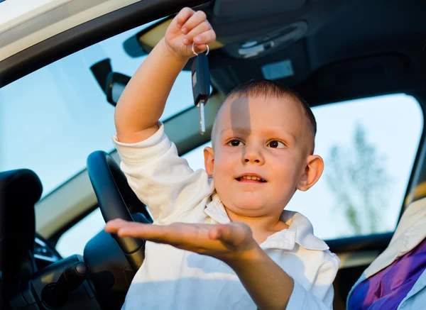 Мальчик играет с ключами от машины — стоковое фото
