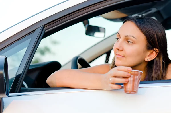 Frau wartet geduldig in ihrem Auto — Stockfoto