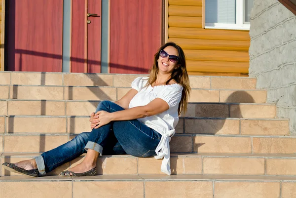 Glückliche Frau entspannt sich in der Sonne — Stockfoto