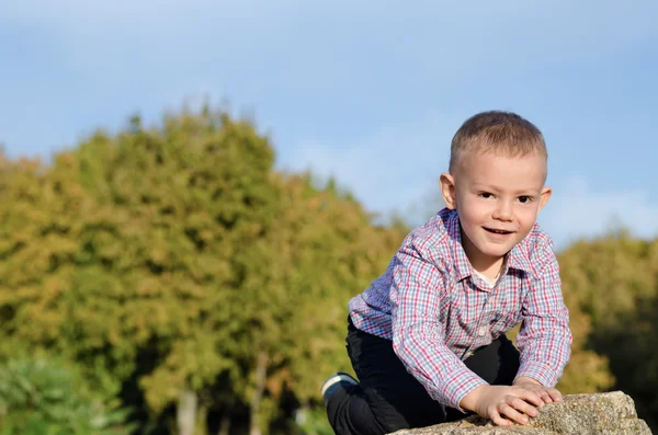 Joyeux petit garçon explorant en plein air — Photo