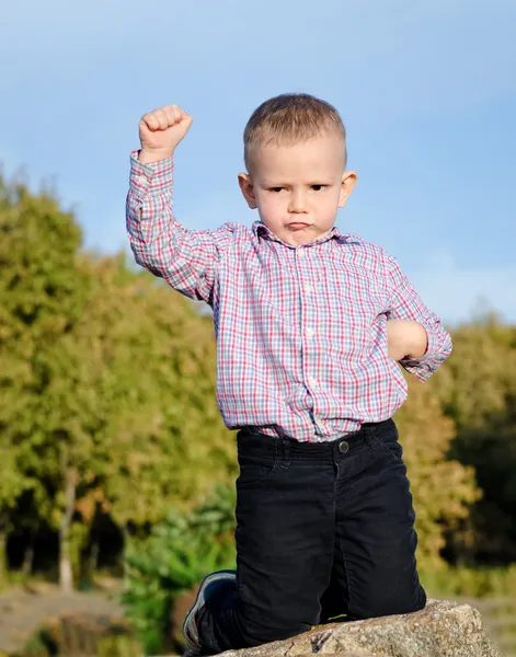 Triomfantelijke kleine jongen — Stockfoto