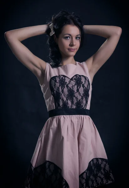 Attraente giovane donna con le braccia alzate — Foto Stock