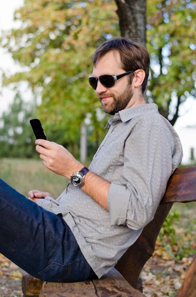 Lächelnder Mann per SMS — Stockfoto