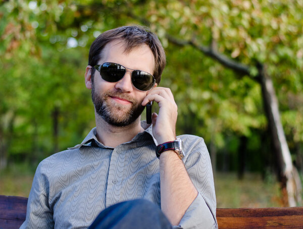 Кавказский мужчина зовет
