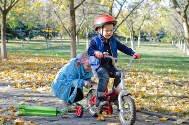 sevimli küçük çocuk binmek için öğrenme