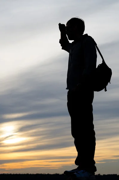 Silhouette di un uomo che scansiona l'orizzonte — Foto Stock