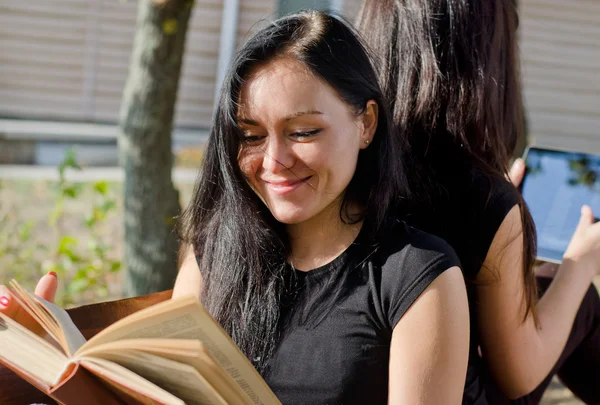 Glückliche Frau genießt ihr Buch — Stockfoto