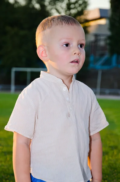 Malý chlapec s efektní střih, koukal — Stock fotografie
