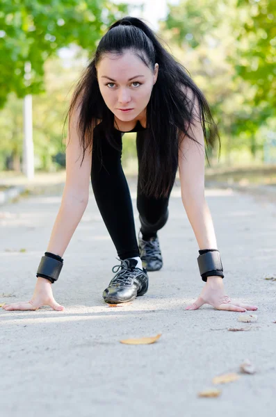 Woman in the starting position for a run — Stock Photo, Image