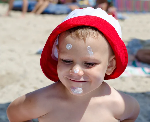 Gelukkig kleine jongen op het strand — Stockfoto