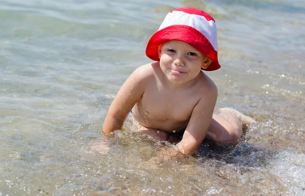 海を楽しんでいるかわいい男の子 — ストック写真