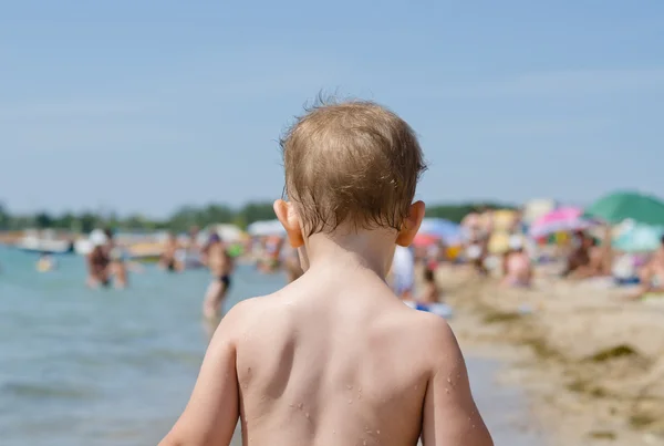 Kleine jongen wandelen op het strand — Stockfoto