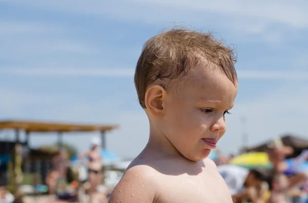 Kleine jongen op het strand — Stockfoto